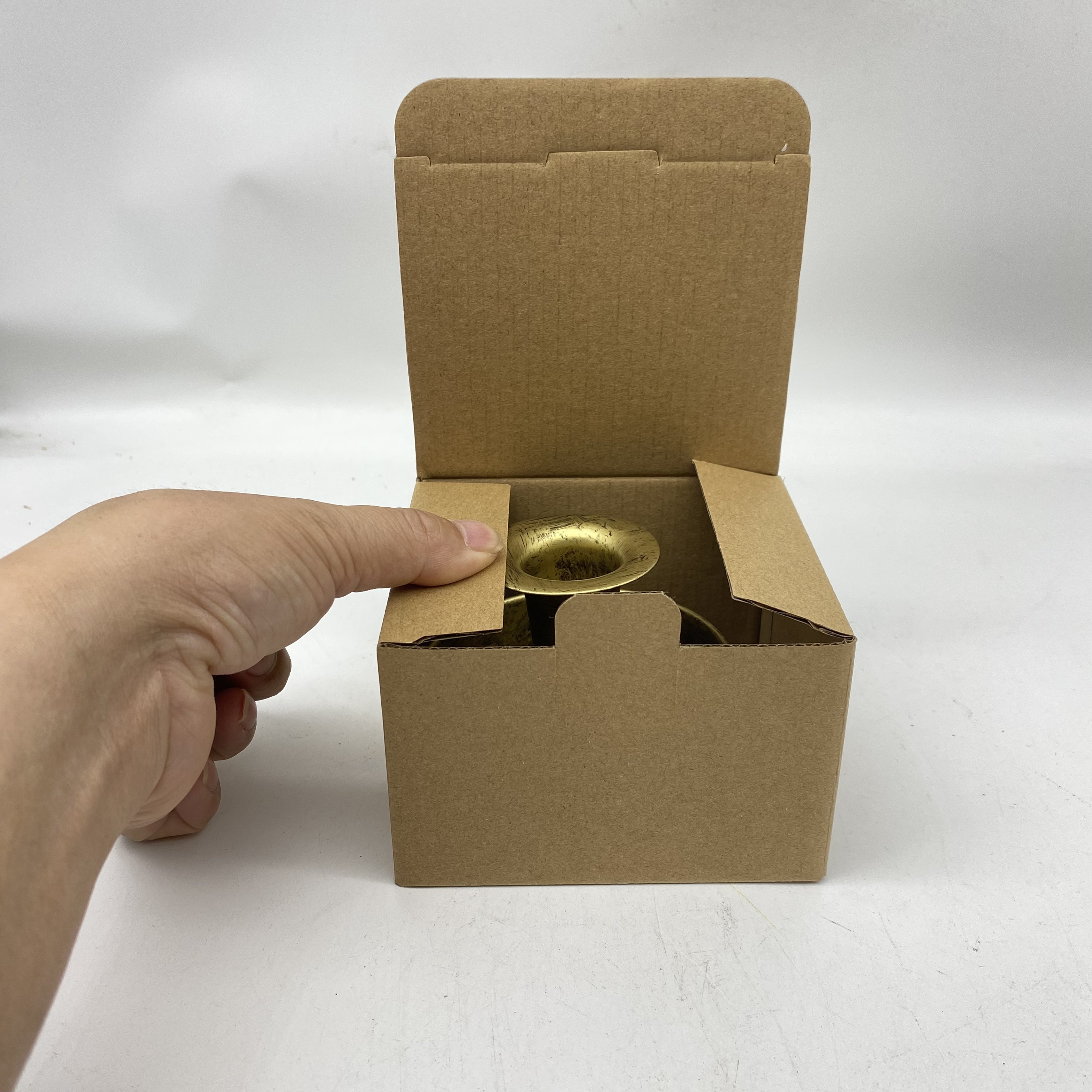 1 Piece tea cup-shaped candlestick. It can hold cylindrical candles. Available in two colors: bronze vintage and gold. — view 6