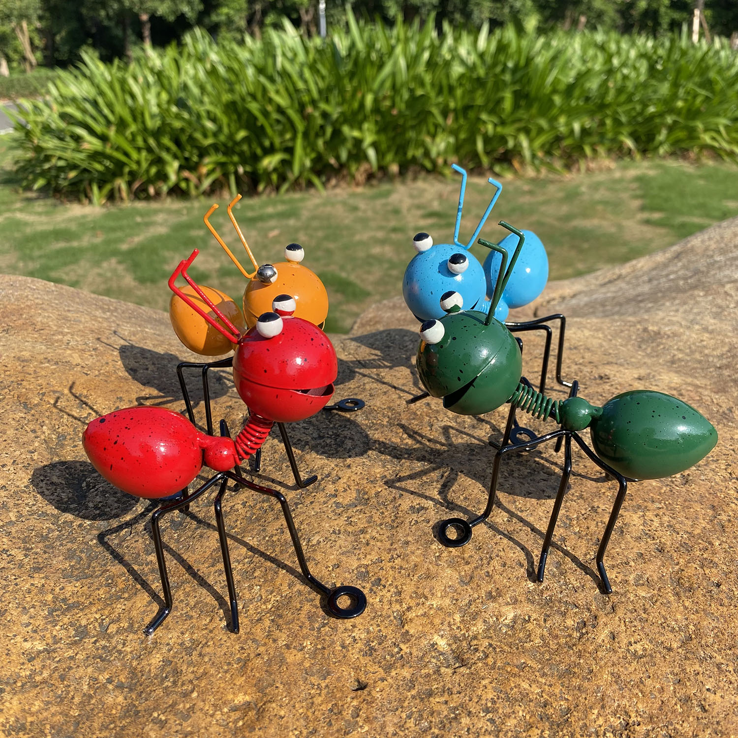 4-piece metal ant figurines for garden decoration, suitable for use on garden grass, tree branches, fences and walls. — view 4
