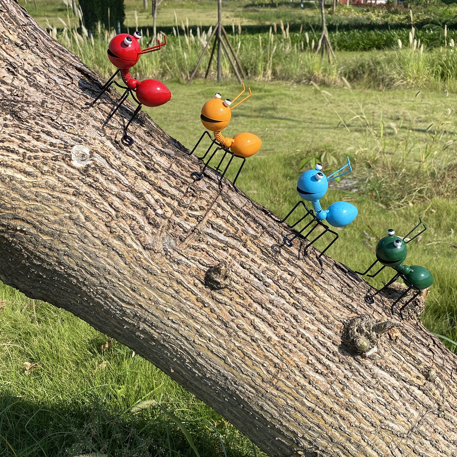 4-piece metal ant figurines for garden decoration, suitable for use on garden grass, tree branches, fences and walls. — view 5